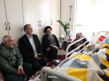 دیدار استاندار خراسان جنوبی با یکی از پاسداران حادثه دیده در حوادث اخیر
