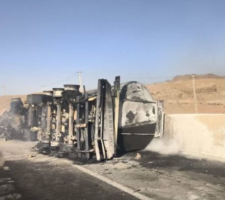 واژگونی و آتش گرفتن یک دستگاه نفتکش در محور بیرجند-قاین