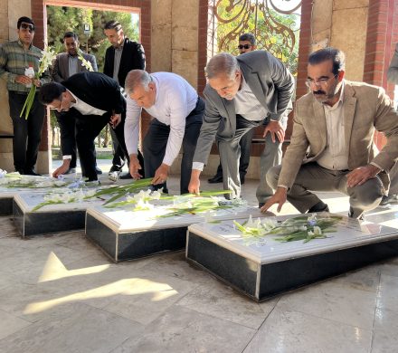غبارروبی مزار شهدای گمنام با حضور کارکنان راه و شهرسازی خراسان جنوبی